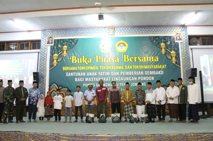Momen pengurus Pondok Pesantren Gadingmangu beserta penerima bantuan dan perwakilan Pemkab Jombang berfoto bersama