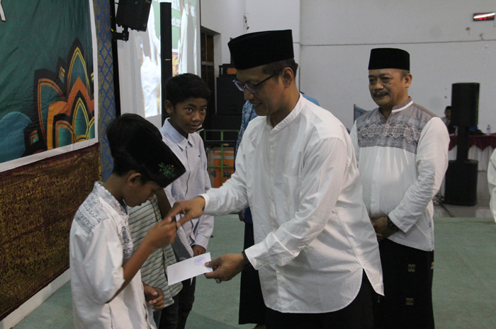 Kepala Kantor Kemenag Jombang Dr Muhajir memberikan santunan kepada anak yatim.