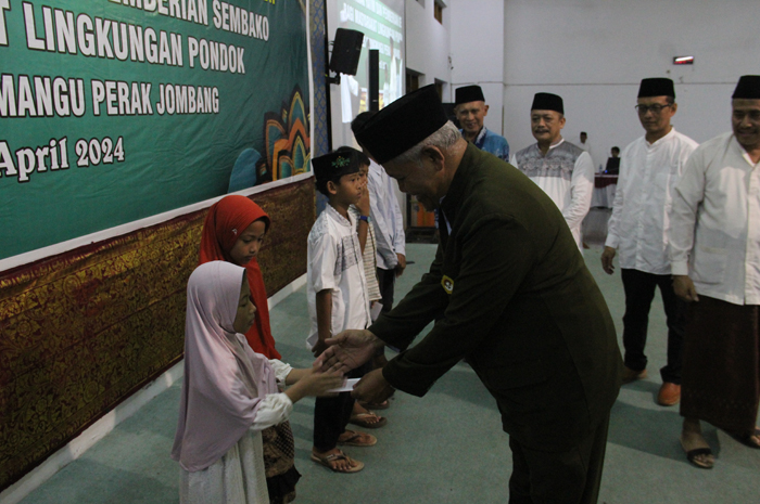 Pimpinan Ponpes Gadingmangu, KH Basiya Adhi Banadi, memberikan santunan kepada anak yatim.