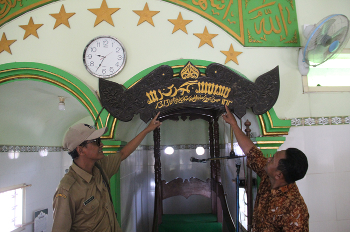 Tulisan arab berupa penanggalan di mimbar masjid ini diyakini jadi penanda kelahiran dan berdirinya bangunan masjid