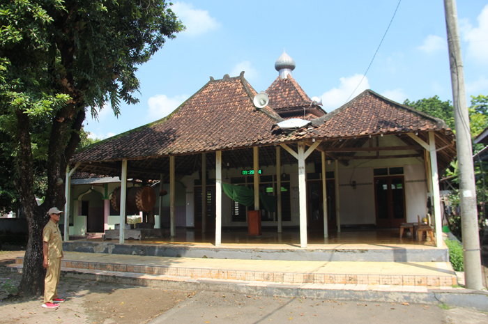 Masjid Roudlotul Ulum di Dusun Wonoayu, Desa Dukuhmojo Kecamatan Mojoagung Jombang dikenal klasik.