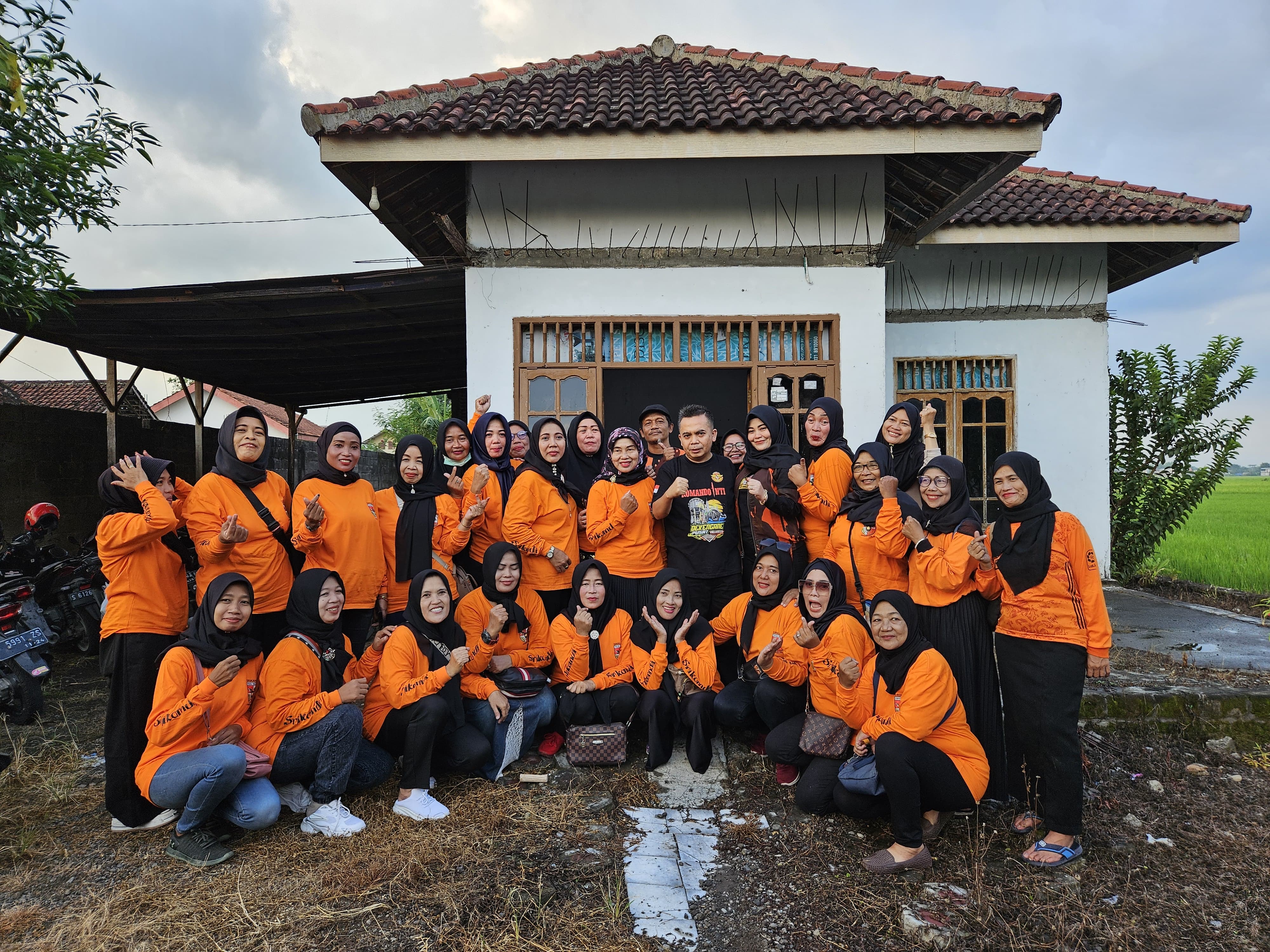 HM Syarif Hidayatullah ST MMT (Gus Sentot) bersama Srikandi Pemuda Pancasila membagi takjil di Dusun Balongsuruh Desa Balonggemek, Megaluh (31/3).