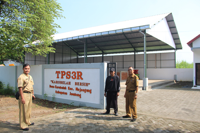 Pj Kades Karobelah Heri Subagyo bersama ketua KSM Karobelah Bersih saat meninjau TPS3R di Desa Karobelah, Mojoagung Jombang