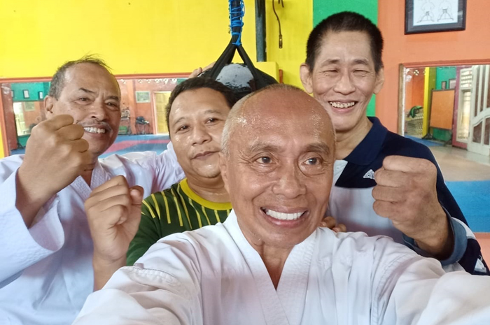 Ketua Harian Forki Jombang, Kwat Prayitno, bersama karateka senior usai latihan di Dojo Mahameru, Sabtu (30/3) pagi.