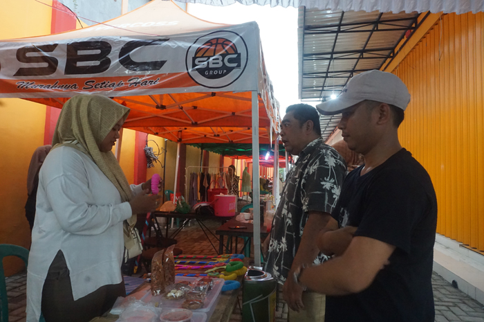 Sekretaris Desa Bareng Danang Setyo Susilo saat membeli produk lokal masyarakat di festival pasar Ramadan Desa Bareng.
