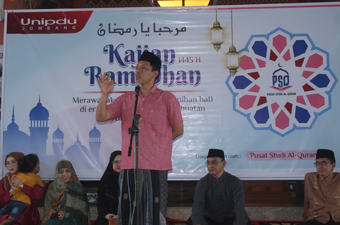 BLAK-BLAKAN: Wakil Dekan Fakultas Bisnis Bahasa dan Pendidikan Unipdu, HM Zahrul Jihad (Gus Heri), saat sambutan pada kajian Ramadan di Islamic Center Unipdu, Kamis (4/4).