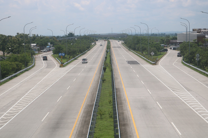 Suasana arus mudik lebaran 2024 di dekat rest area kedungmlati di dalam Tol Jombang Mojokerto
