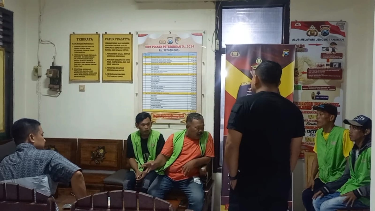 Sejumlah tukang prkir liar di Jombng saat diamankan polisi di Mapolsek Peterongan Senin (8/4) malam