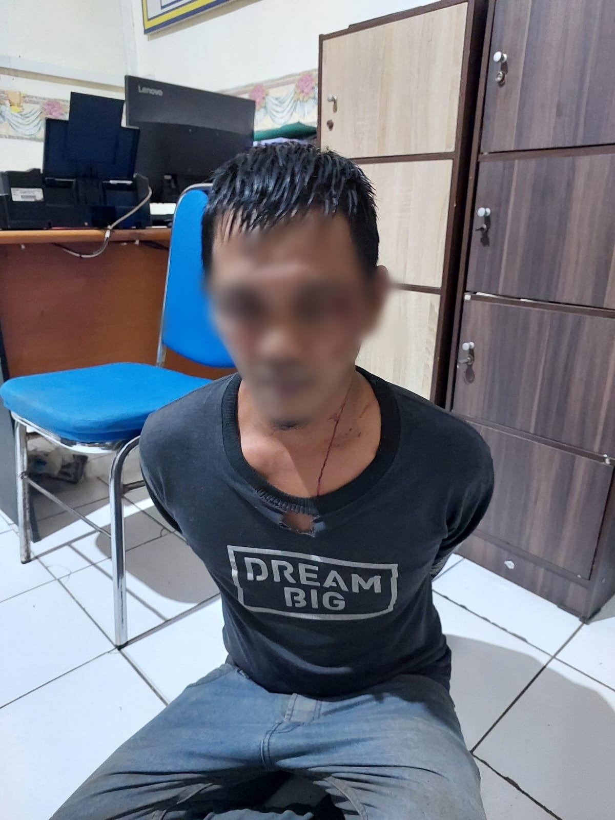 Pelaku pencurian sepeda motor di Jombang saat diamankan petugas usai jadi sasaran amuk massa