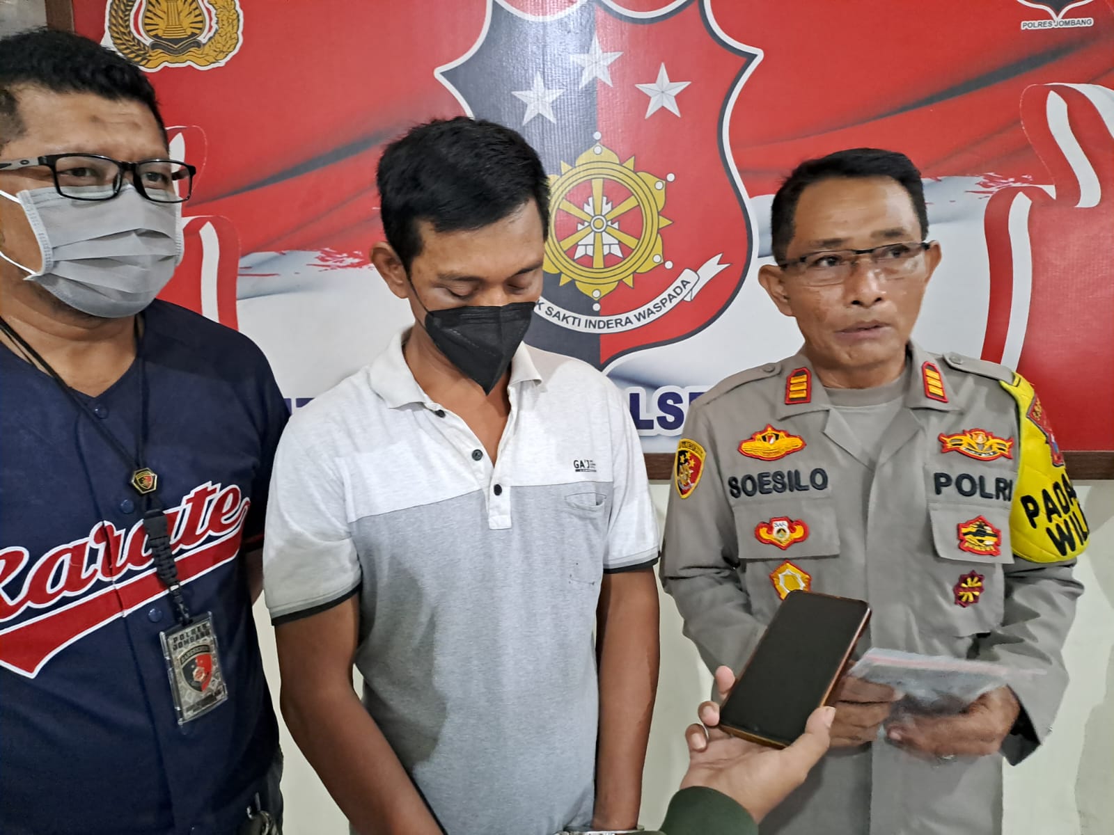 Ary Yulianto, 39 (tengah) pelaku curanmor di Plandi Jombang saat diamankan di Mapolsek Jombang Kota