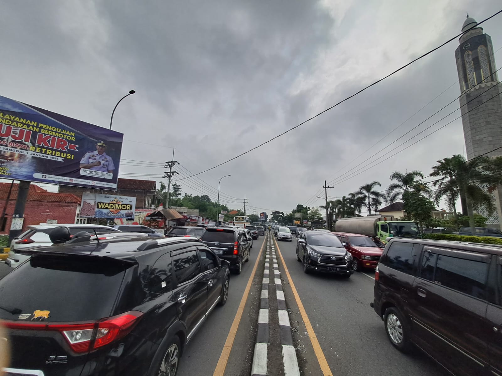 Kondisi kemacetan kendaraan di Jalur Arteri Bandarkedungmulyo Kamis (11/4) siang