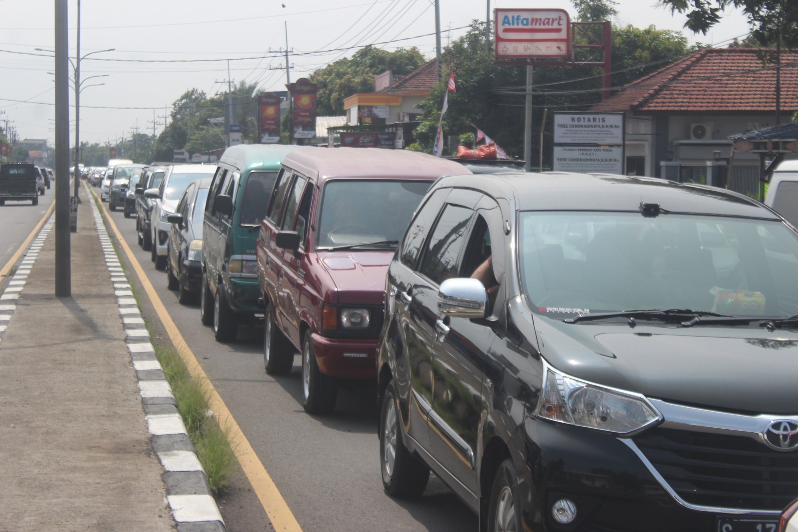 Kondisi kemacetan panjang di Jalur Arteri Nasional Mojoagung Jombang Kamis (11/4). Ini antisipasi dan rekayasa lalu lintasnya