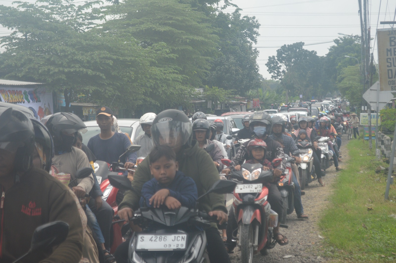 Kendaraan menumpuk di simpang empat Sentul, Kecamatan Tembelang, Jombang Kamis (11/4)