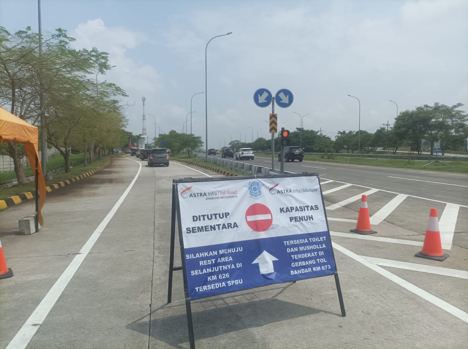 Rest Area Teras Dipa 678 B jalan tol Jombang-Mojokerto di Desa Karangdagangan, Kecamatan Bandarkedungmulyo ditutup, Kamis (11/4).