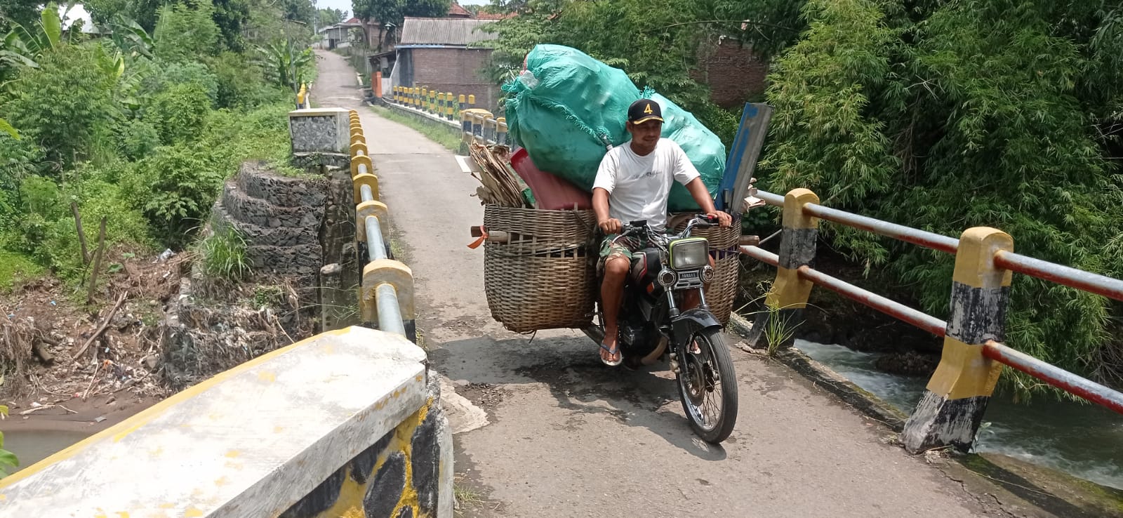 Pengendara melintas di jembatan Banjaragung yang ditangani pemerintah pusat melalui program Inpres.