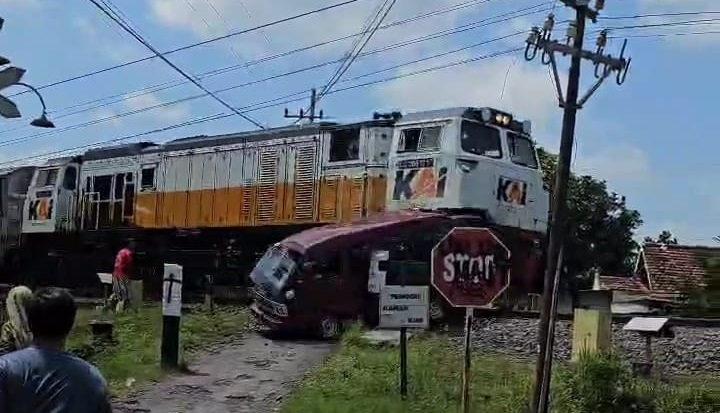 Detik-detik saat mobil suzuki Carry pemudik asal Pasuruan disambar KA argo bromo hingga ringsek parah