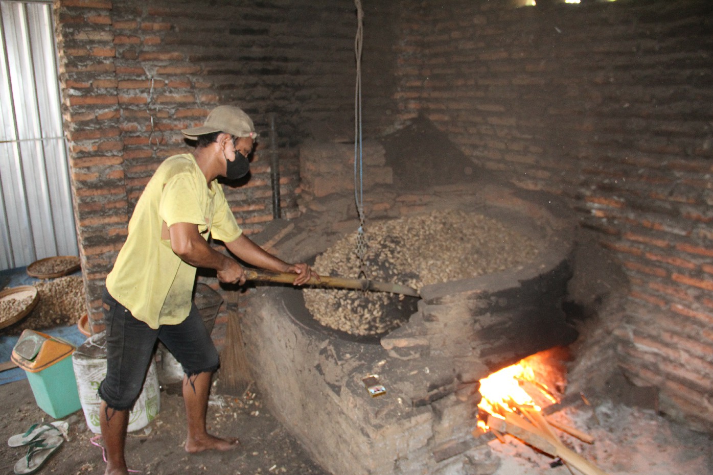 warga Dusun Mlaten, Desa Selorejo, Kecamatan Mojowarno saat memproduksi kacang kulit goreng pasir di rumahnya.