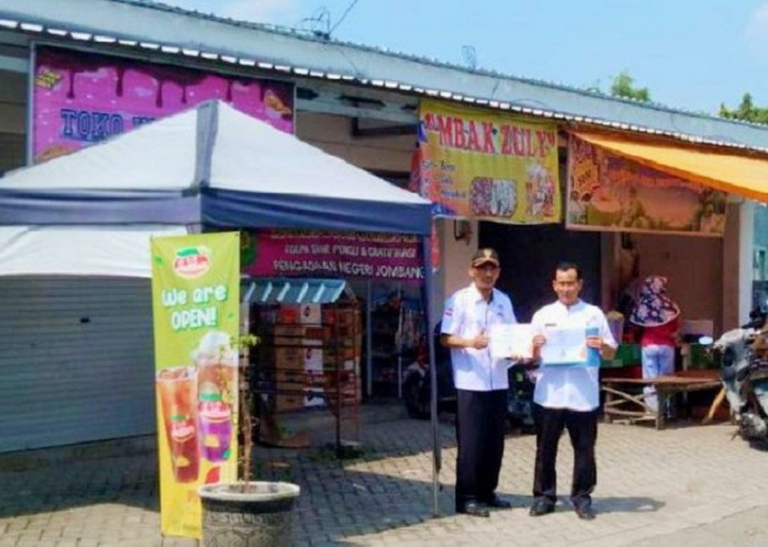 Kades Plosogeneng Bimo Rio menunjukkan penghargaan Desa Berdaya dari pemprov Jatim karena pemberdayaan UMKM