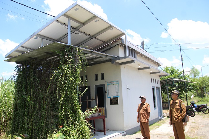 Kepala Desa Sidokerto, Kecamatan Mojowarno, Abdul Halim, menunjukkan panel PLTS yang digunakan sebagai pembangkit listrik untuk PJU (31/3).