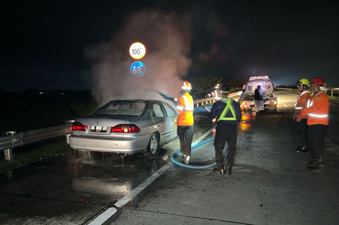 Proses pemadaman mobil sedan yang terbakar di Tol Jombang Mojokerto Jumat (12/4) dini hari