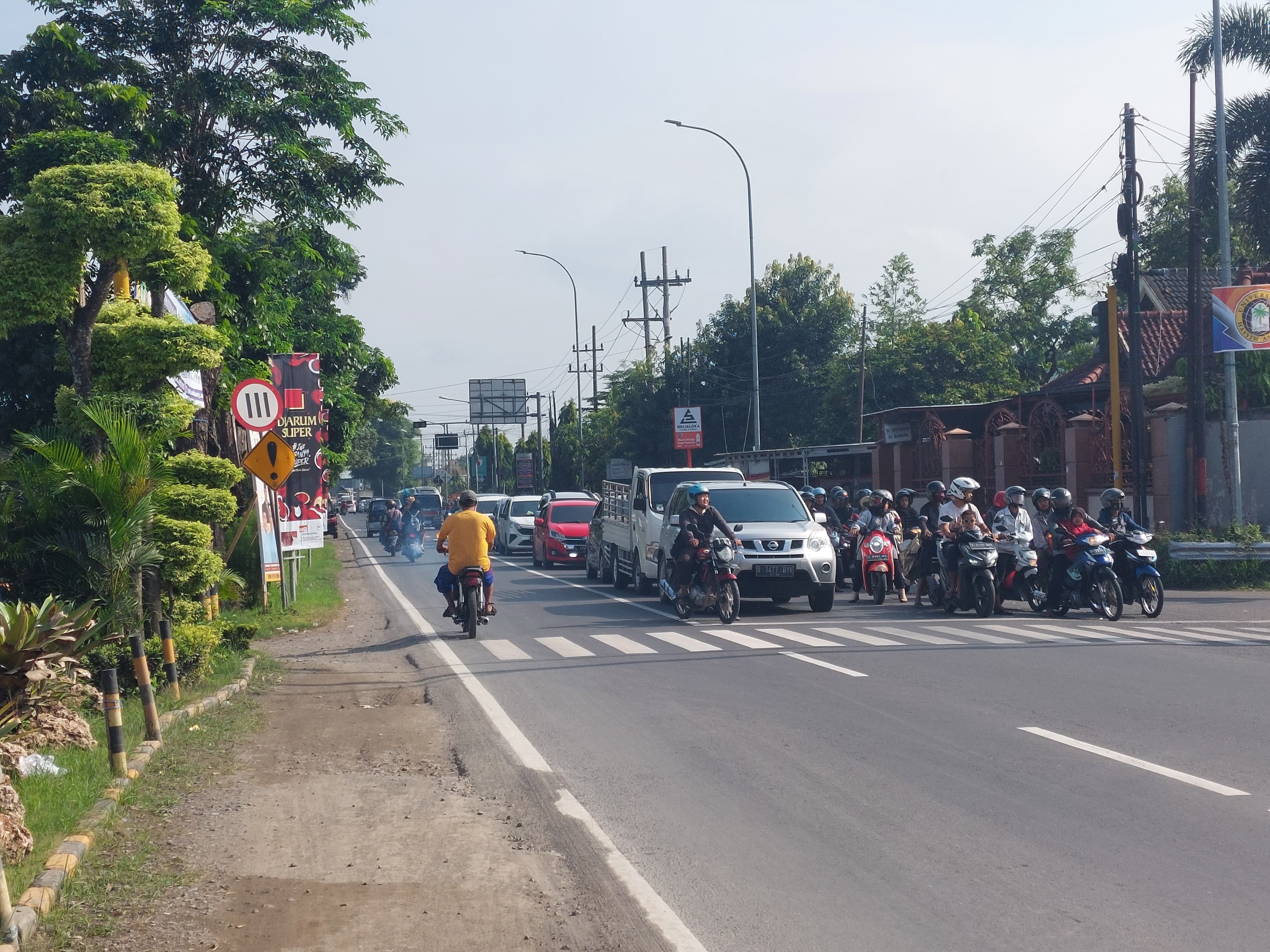 Kendaran menumpuk di belakang traffic light depan exit tol tembelang