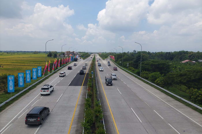 Kondisi lalu lintas di Tol Jombang Mojokerto dekat rest area Kedungmlati Sabtu (13/4) siang.