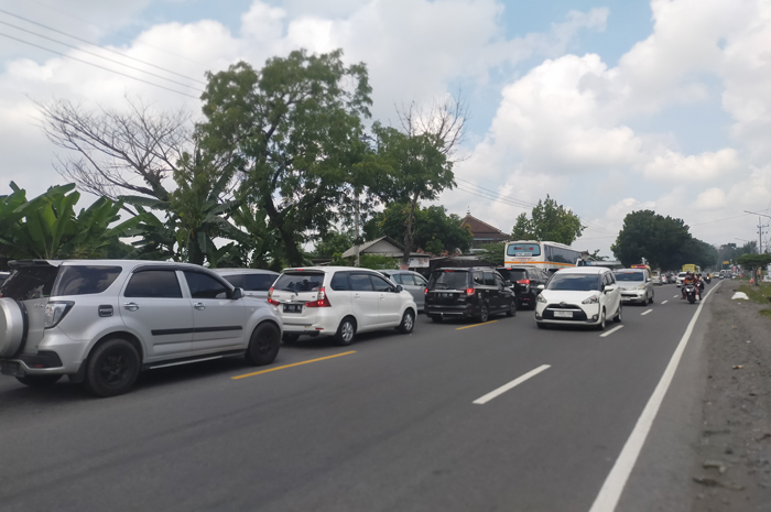 Kondisi antrean kendaraan di jalur arteri Bandarkedungmulyo Jombang (13/4) siang