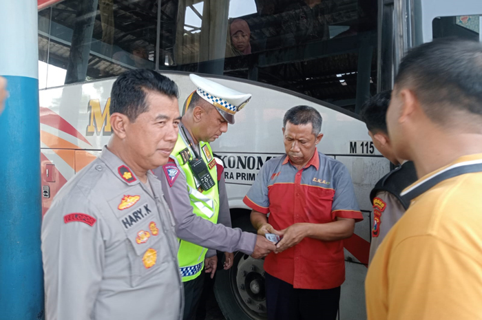 Petugas kepolisian saat melakukan tes urine kepada ratusan sopir ngkutan umum di Terminal Kepuhsari Jombang