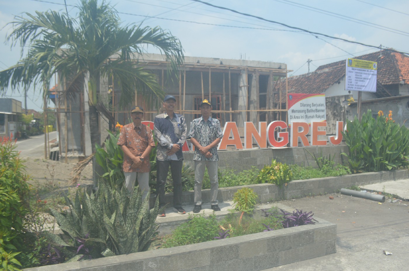 Kades Carangrejo Supriaji (tengah) bersama perangkat desa berada di proyek Rumah Rakyat.