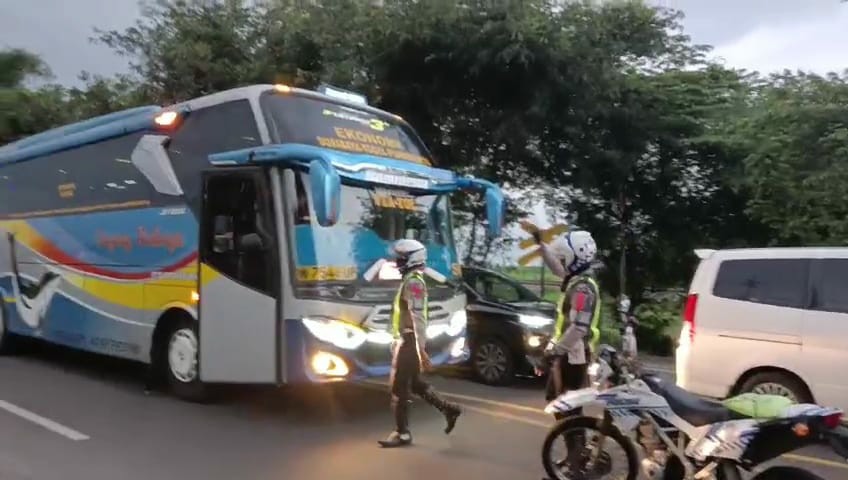 Petugas dari Satlantas Polres Jombang saat mengadang bus AKAP yang nekat ngeblong saat jalur arteri Bandrkedungmulyo Jombang tengah padat