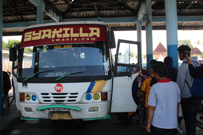 Sejumlah penumpang jurusan Jombang &ndash; Malang bergegas naik Bus di Terminal Kepuhsari, Senin (15/4).