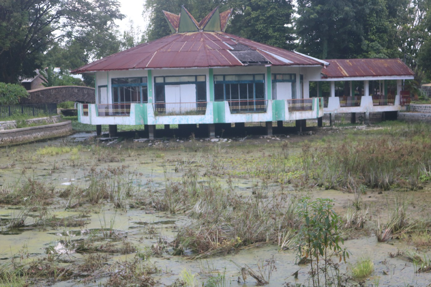 Kondisi kolam dan bale apung di Tirta Wisata Jombang yang tak terawat bak rawa