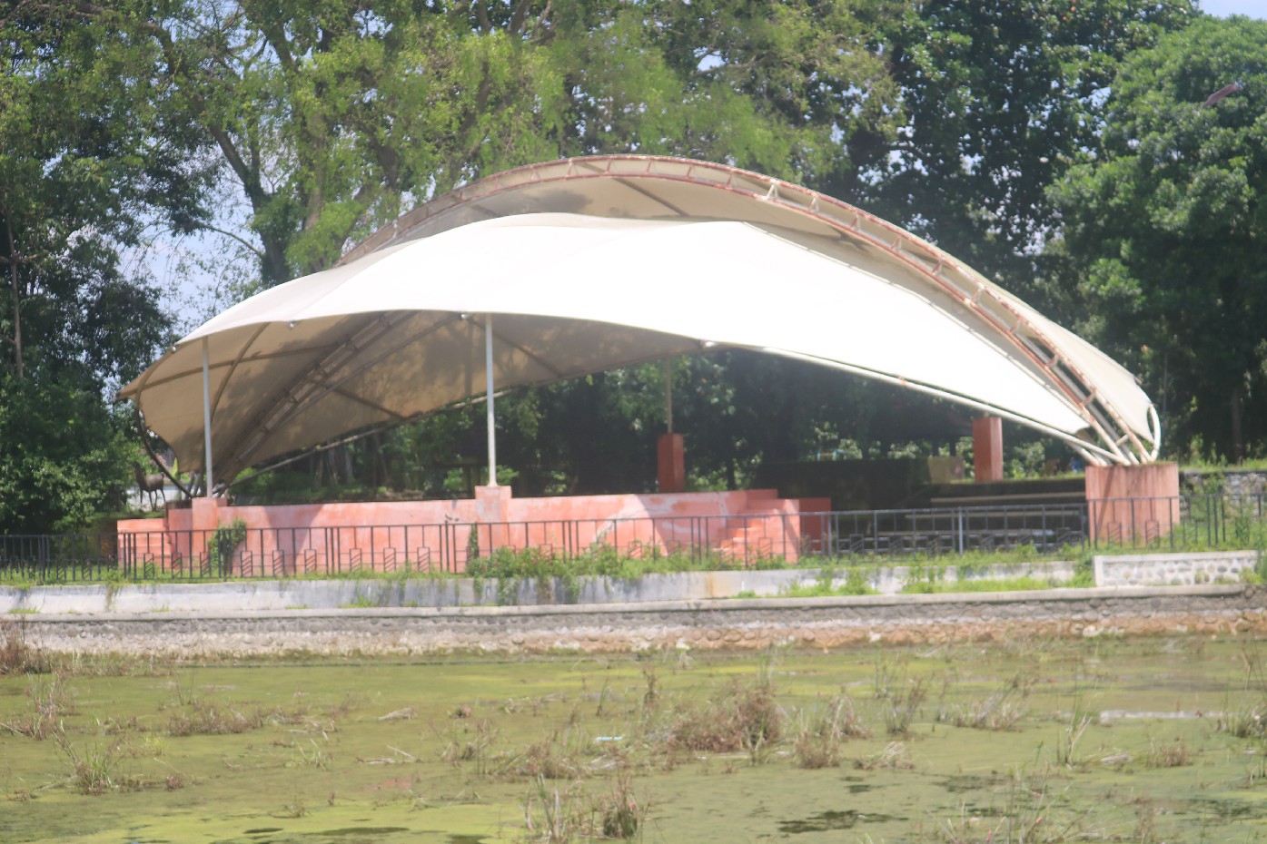 Kondisi kolam dan panggung Tirta Wisata Jombang yang tak kumuh dan tak terawat