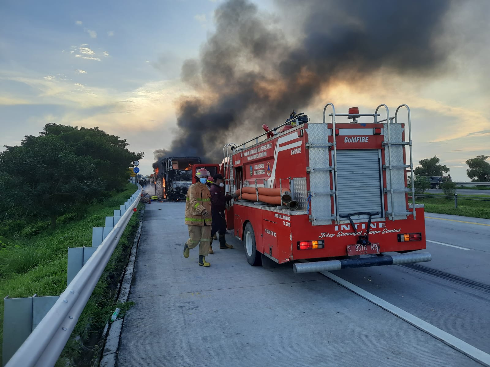 Petugas pemadam kebakaran memadamkan kebakaran bus di tol Jombang Mojokerto