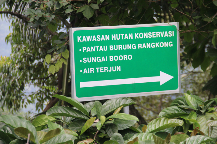 Plang penunjuk arah menuju kawasan hutan konservasi di Wonosalam Jombang