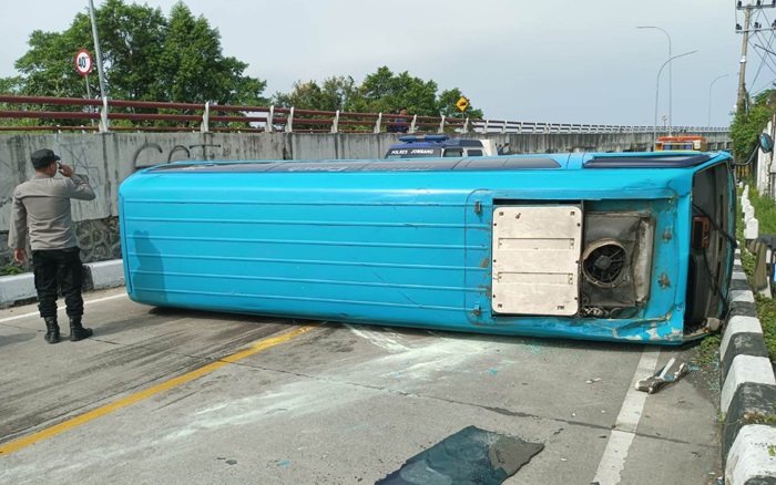 Elf yang menabrak motor hingga pengendaranya tewas sempat terguling dan menutup badan jalan