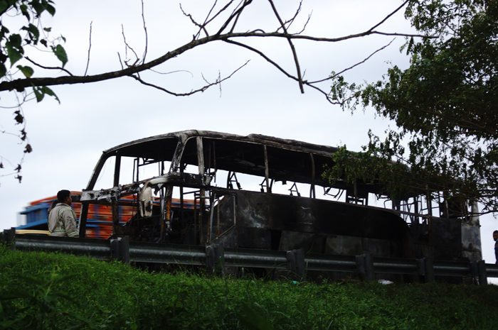Kondisi bus Pahala Kencana usai mengalami kebakaran di Tol Jombang Mojokerto