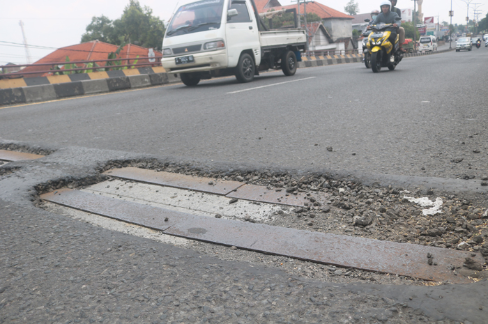 Kondisi lubang di sambungan beton Flyover Peterongan Jombang yang dalam dan dikeluhkan warga