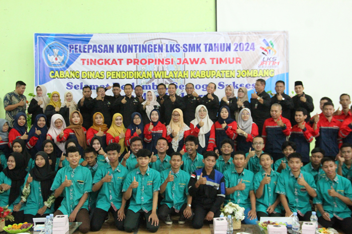 42 peserta kontingen LKS SMK 2024 Kabupaten Jombang bersama pengurus MKKS.