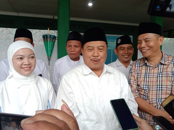 Warsubi didampingi ketua DPC Gerindra Octadella dan Ketua DPC PKB Jombang Hadi Atmaji di Ponpes Mambaul Maarif Denanyar, kemarin (19/4).
