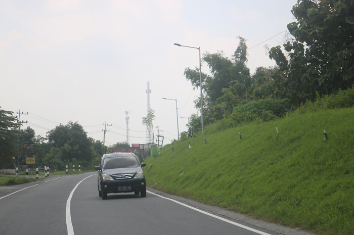 PJU di tanggul Sungai Brantas di Kecamatan Kudu dipasang pemprov 2023.