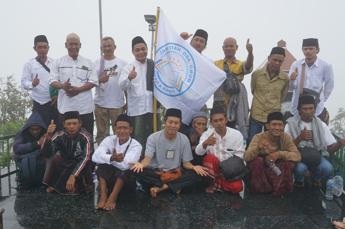 Pengasuh Jamiyah Ora Umum PP Izzatul Quran, Kayen, Kayangan, Diwek, Ustad Budi Al Ashad Alhafiz, bersama anggota di makam Syekh Jumadil Kubro di puncak Gunung Turgo Sleman Yogyakarta (10/12/2023).