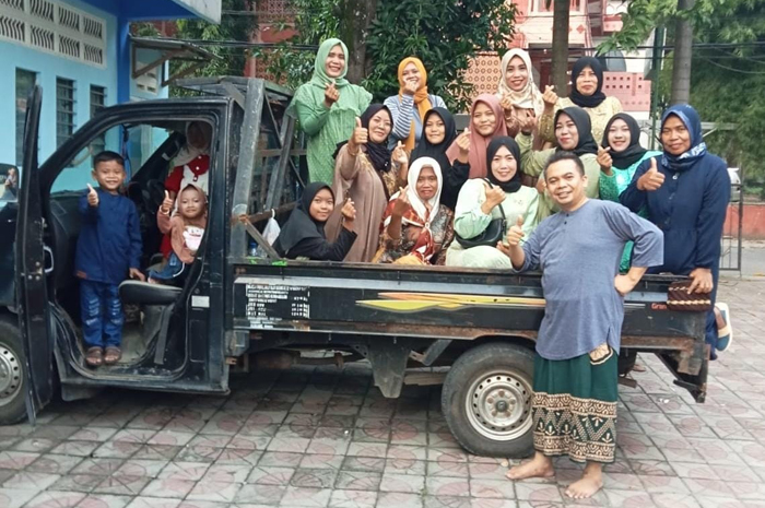 HM Syarif Hidayatullah ST MMT (Gus Sentot) bersama warga Desa Budugsidorejo Kecamatan Sumobito yang silaturahmi ke rumahnya, Senin (15/4).