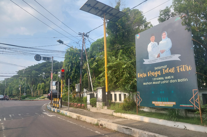 Baliho dan banner Pj Bupati Jombang yang tersebar di sejumlah titik di kabupaten Jombang