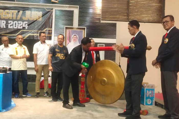 Penataran wasit dibuka secara simbolis dengan pemukulan gong oleh Ketua Forki Jatim, Syamsul Muarif, di GOR Unipdu, Jumat (19/4).