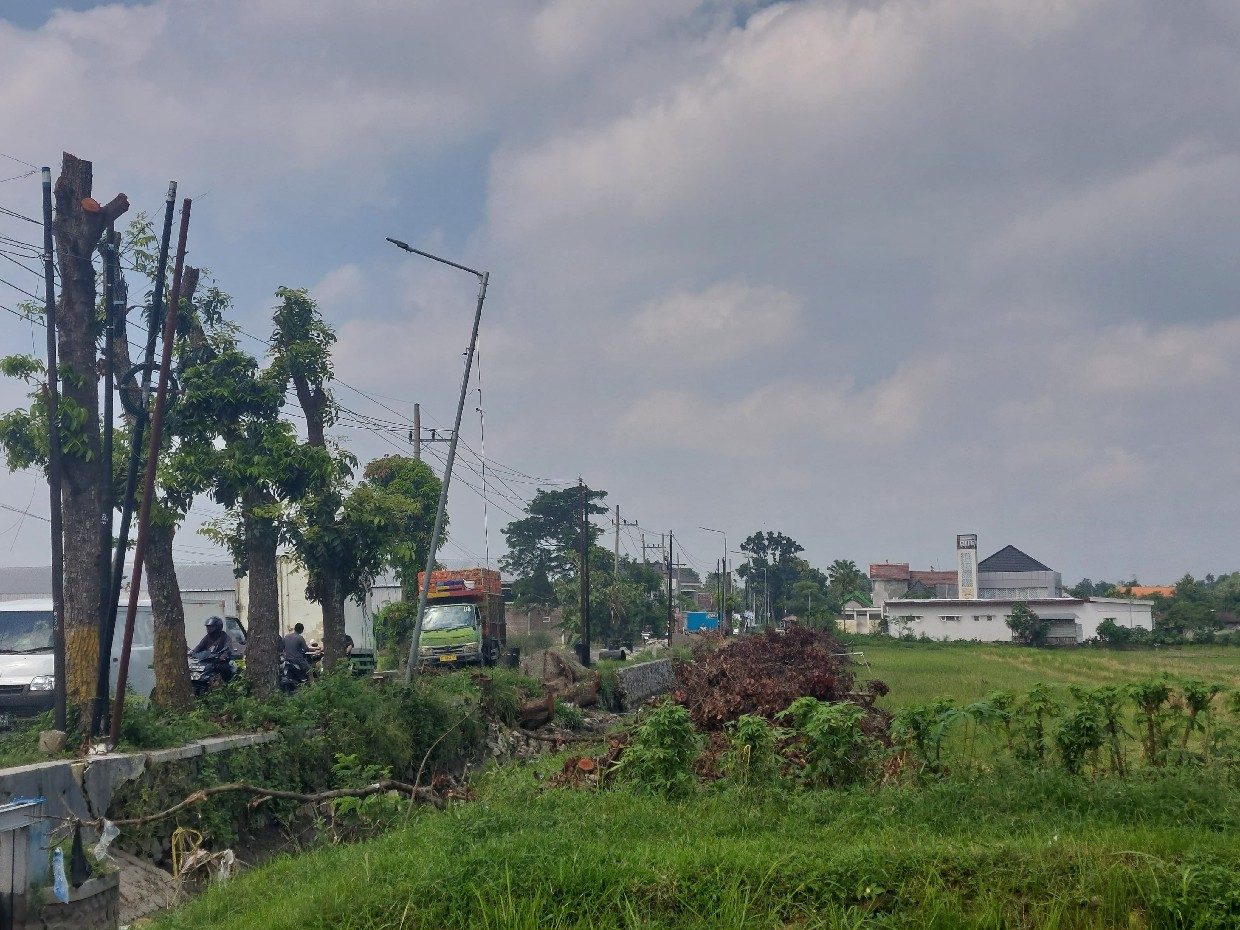 PJU yang rusak diterjang angin kencang di Dusun Plosogerang, Desa Plosogeneng, Jombang hingga Sabtu (20/4) belum ditangani