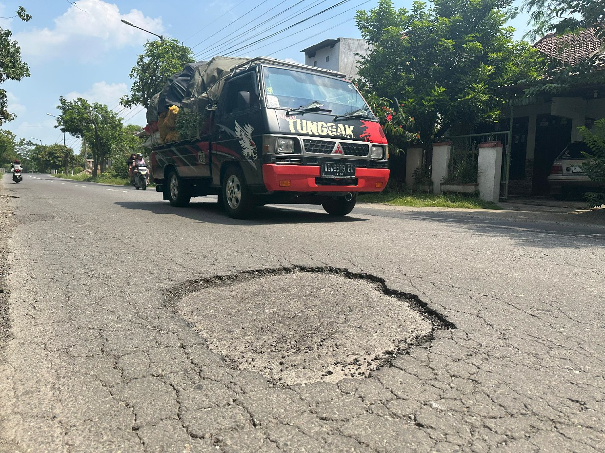 Kondisi jalan kabupaten penghubung Jombang &ndash; Kediri terpantau berlubang, Sabtu (20/1).