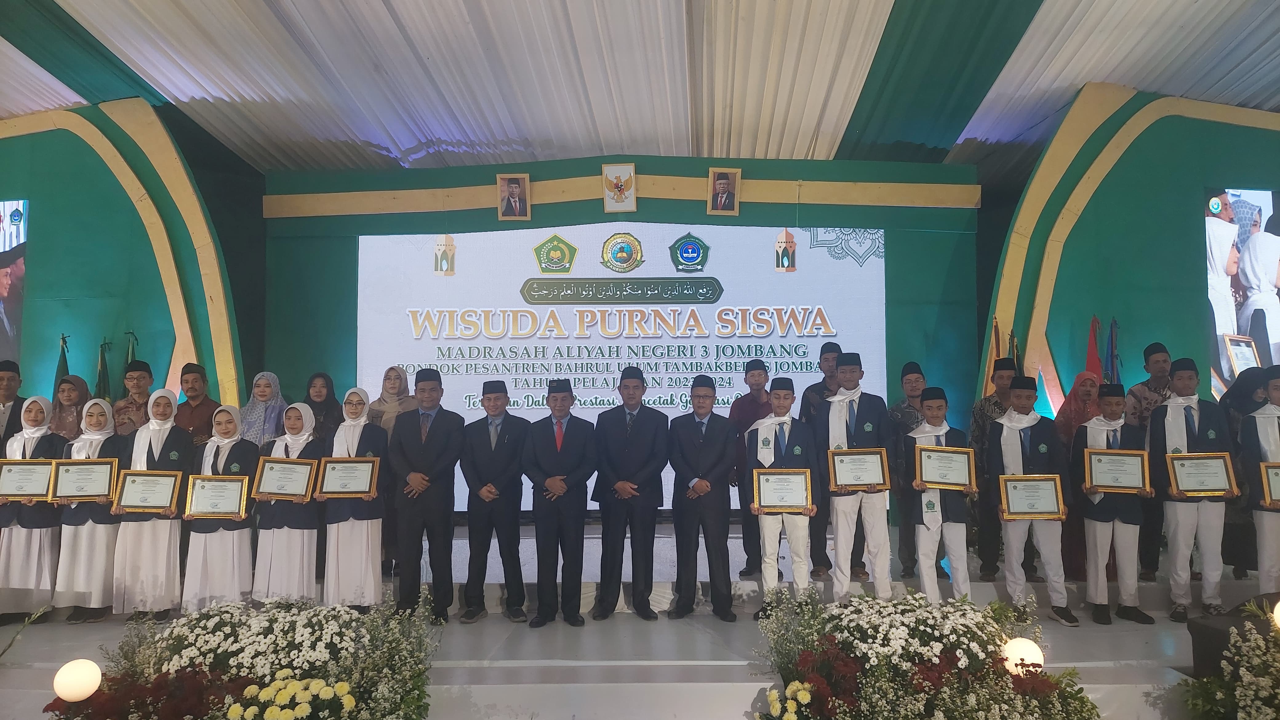 Kepala MAN 3 Jombang dan jajaran wakil kepama madrasah berfoto bersama siswa berprestasi