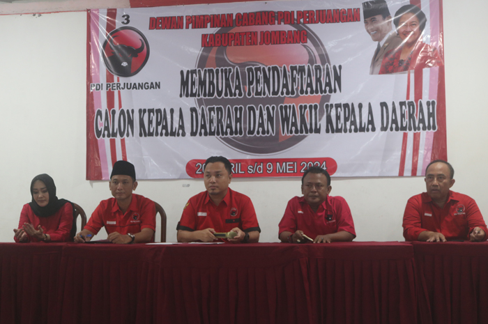 DPC PDIP Jombang saat memberikan keterangan soal pembukaan pendaftaran Cabup dan Cawabup untuk Pilbup Jombang 2024.