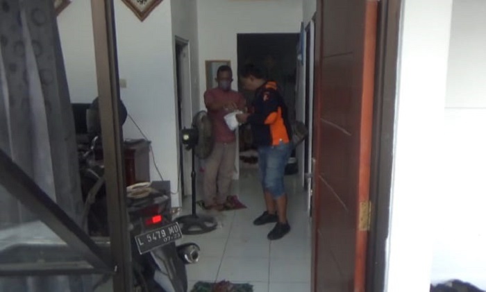 Petugas kepolisian saat melakukan olah kejadian perkara di lokasi penemuan mayat